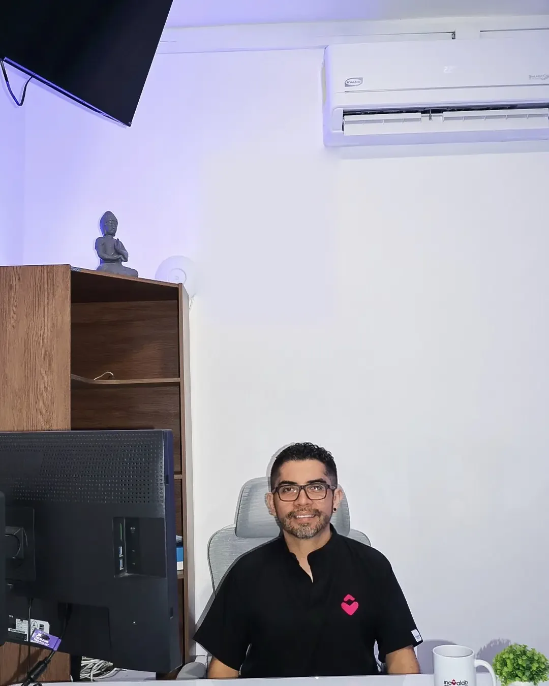 El Dr. Anuar Mena en su consultorio de Inovalab Ticul.